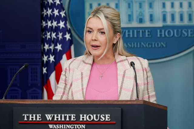 La secretaria de prensa de la Casa Blanca, Karoline Leavitt, habla durante una rueda de prensa en la sala James S. Brady de la Casa Blanca el 10 de marzo de 2026 en Washington, DC. (Alex Wong/Getty Images)