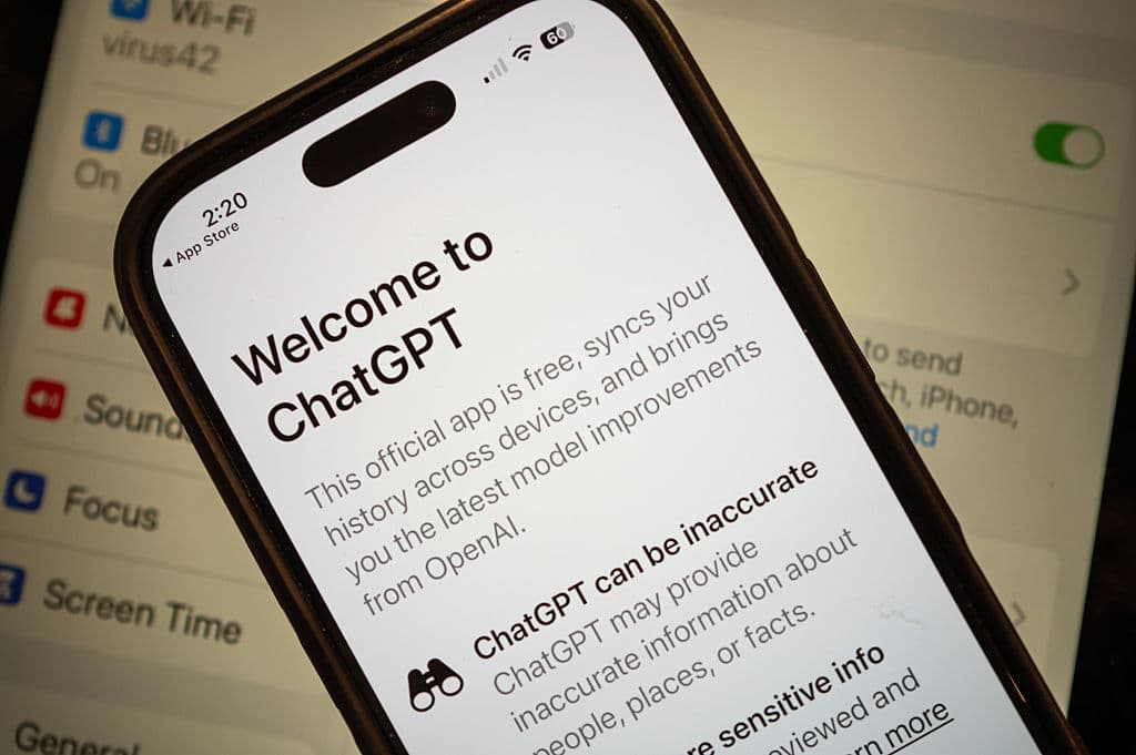 La aplicación ChatGPT de OpenAI se muestra en un teléfono celular el 3 de marzo de 2026 en Chicago, Illinois. OpenAI reformuló un acuerdo con el Pentágono que regula el uso de sus servicios de IA por parte del Departamento de Defensa tras la preocupación de que el ejército utilizara los sistemas de OpenAI para vigilancia doméstica. (Foto de Scott Olson/Getty Images)