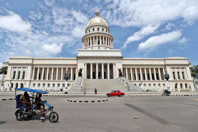 Fotografía de archivo de la fachada del Capitolio de La Habana, Cuba. EFE/ Ernesto Mastrascusa
