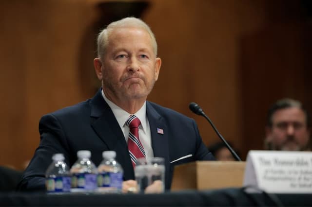 Ronald Johnson, candidato del presidente de Estados Unidos Donald Trump para embajador de Estados Unidos en México, habla durante una audiencia de nominación del Comité de Relaciones Exteriores del Senado en el edificio Dirksen del Senado el 13 de marzo de 2025 en Washington, DC.  (Anna Moneymaker/Getty Images)
