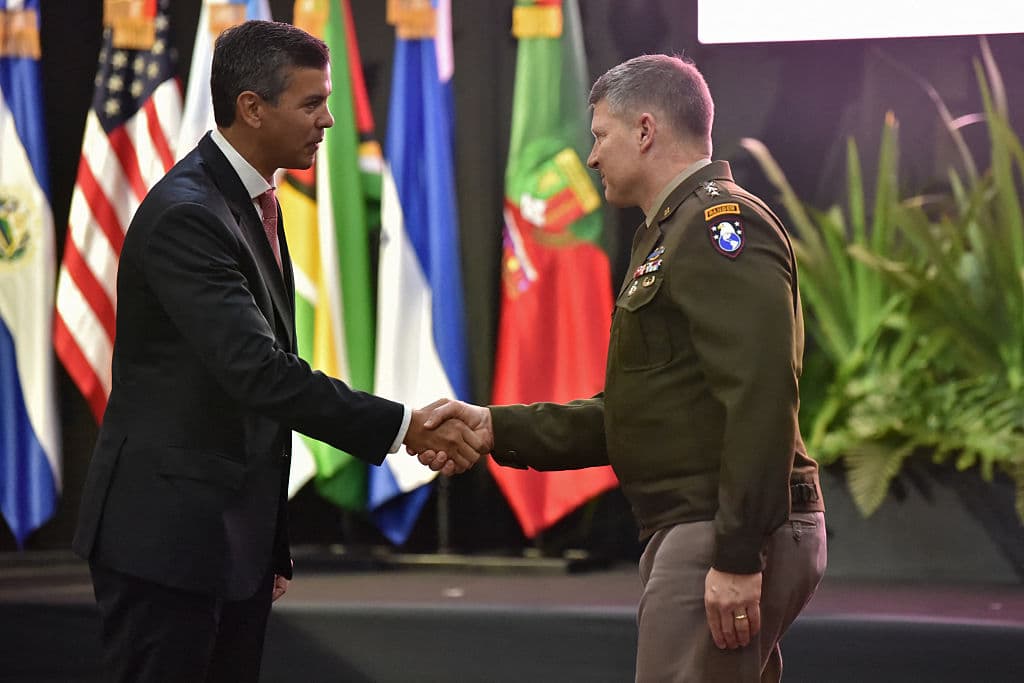 El presidente de Paraguay, Santiago Peña (izq.), estrecha la mano del general Joseph A. Ryan, comandante del Comando del Hemisferio Occidental del Ejército de los Estados Unidos, durante la inauguración del XXXVII Ciclo (2026-2027) de la Conferencia de Ejércitos Americanos (CEA) en Asunción, el 24 de febrero de 2026. (Foto: Daniel Duarte / AFP vía Getty Images)