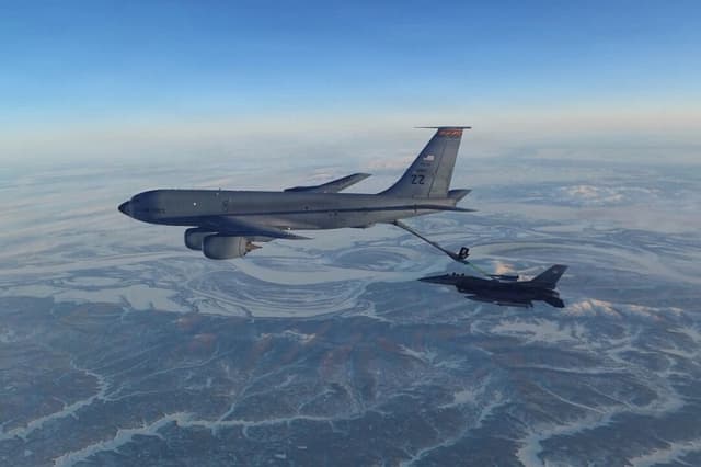Un caza F-16 repostando combustible de un KC-135 Stratotanker sobre Alaska, el 19 de febrero de 2026. (Departamento de Defensa de EE. UU. vía AP)
