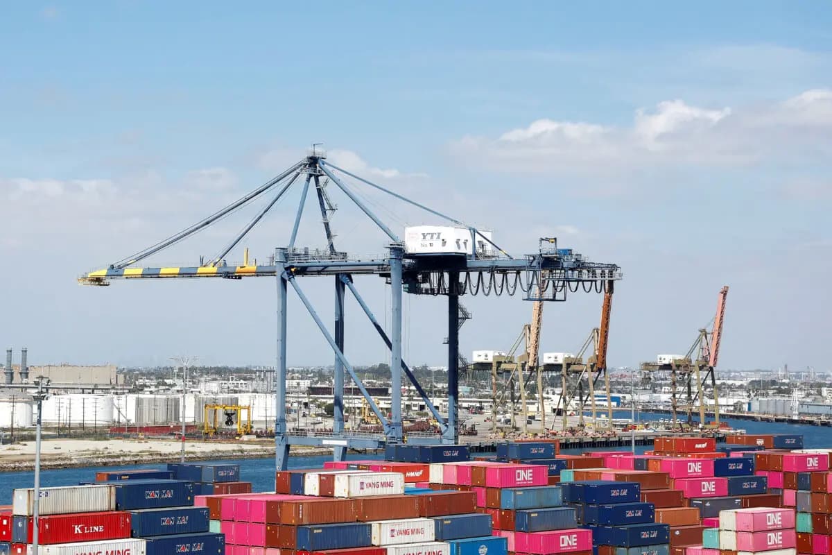Contenedores de envío se apilan en una terminal del puerto de Los Ángeles en Long Beach, California, el 10 de marzo de 2026. (Caroline Brehman/Reuters)