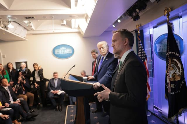 WASHINGTON, DC - 20 DE FEBRERO: El presidente de Estados Unidos, Donald Trump, escucha mientras el representante comercial de Estados Unidos, Jamieson Greer, interviene en una rueda de prensa celebrada en la Casa Blanca el 20 de febrero de 2026 en Washington, DC. La Corte Suprema de Estados Unidos se ha pronunciado hoy en contra del uso que ha hecho Trump de los poderes de emergencia para aplicar aranceles al comercio internacional, un elemento central de la política económica fundamental de su administración. (Foto de Anna Moneymaker/Getty Images).