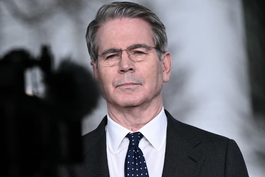 El secretario del Tesoro de EE. UU., Scott Bessent, concede una entrevista televisiva en la Casa Blanca, en Washington, D. C., el 6 de marzo de 2026. (Brendan SMIALOWSKI / AFP vía Getty Images)