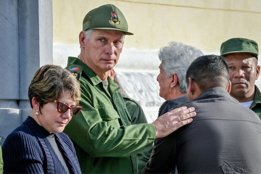 El líder cubano Miguel Díaz-Canel consuela a los familiares de algunos de los 32 soldados cubanos fallecidos durante la operación estadounidense que capturó al líder venezolano Nicolás Maduro, durante su funeral en el cementerio de Colón, en La Habana, el 16 de enero de 2026. (Adalberto Roque/AFP vía Getty Images)