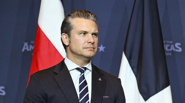El presidente de Estados Unidos, Donald Trump, y el secretario de Defensa de Estados Unidos, Pete Hegseth (izquierda), observan durante la Cumbre "Escudo de las Américas" celebrada en el Trump National Doral de Miami, Florida, el 7 de marzo de 2026. (SAUL LOEB / AFP vía Getty Images)
