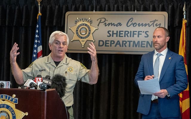 : El sheriff del condado de Pima, Chris Nanos (izquierda), habla con los medios de comunicación el 3 de febrero de 2026 en Tucson, Arizona. (Jan Sonnenmair/Getty Images)