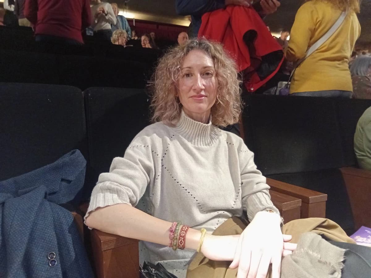 Beatriz Gutiérrez Pavón vio Shen Yun en el Teatro Auditorio San Lorenzo de El Escorial el 1 de marzo de 2026. (Maya Marinova/The Epoch Times)
