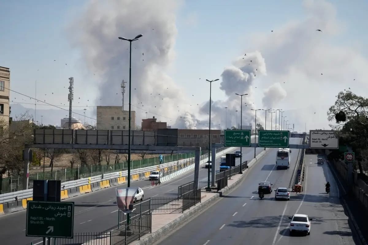 Columnas de humo se elevan tras los ataques de Estados Unidos e Israel en Teherán, Irán, el 5 de marzo de 2026. (Vahid Salemi/AP Photo)
