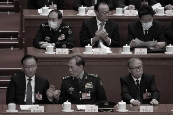 Zhang Guoqing (izquierda), miembro del Buró Político del Partido Comunista Chino y viceprimer ministro, asiste a una sesión de la Asamblea Popular Nacional de China —un órgano que actúa como mero órgano de ratificación— en Beijing, el 11 de marzo de 2023. (Lintao Zhang/Getty Images)
