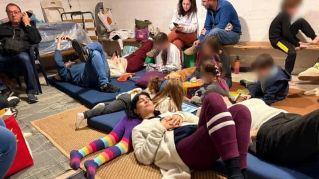 Entre sirenas: La vida en los refugios israelíes bajo el fuego de misiles iraníes