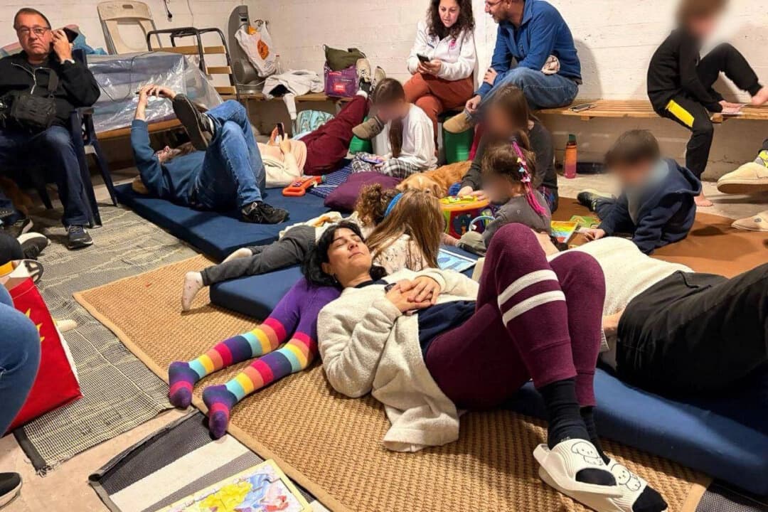 Racheli junto a niños y adultos en el refugio antiaéreo en Israel la noche del 10 al 11 de marzo. (Esta imagen fue alterada digitalmente para ocultar la identidad de los niños). (Vadim Berestetsky)

