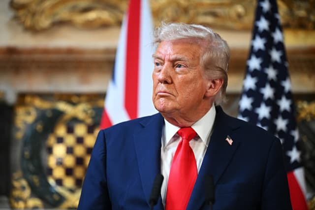 El presidente de Estados Unidos, Donald Trump, asiste a una rueda de prensa junto al primer ministro británico Keir Starmer (que no aparece en la imagen) en Chequers, al término de una visita de Estado el 18 de septiembre de 2025 en Aylesbury, Inglaterra. (Leon Neal/Getty Images).
