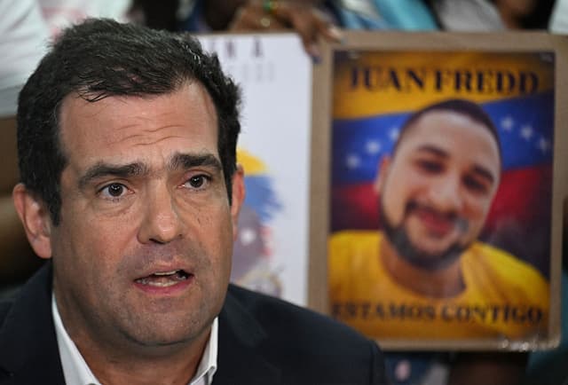 El abogado venezolano Alfredo Romero, presidente de la ONG Foro Penal, habla durante una conferencia de prensa en Caracas el 20 de febrero de 2026. La Asamblea Nacional de Venezuela aprobó por unanimidad el 19 de febrero una ley de amnistía largamente esperada que podría liberar a cientos de presos políticos encarcelados por ser detractores del gobierno. (Juan Barreto / AFP vía Getty Images)