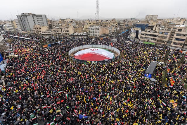 Multitudes ondean banderas durante una manifestación del Día de Quds el 13 de marzo de 2026 en Teherán, Irán. El Día Internacional de Quds (que toma su nombre del nombre árabe de Jerusalén) es un evento anual a favor de Palestina creado en Irán en 1979 y que se celebra el último viernes del Ramadán. La manifestación de hoy tiene lugar en medio de la guerra en curso entre Irán y Estados Unidos e Israel. (Foto de Majid Saeedi/Getty Images)