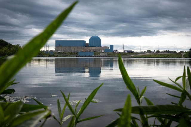 Una vista aérea muestra nubes de tormenta desplazándose sobre la central nuclear de un solo reactor del Clinton Clean Energy Center de Constellation el 25 de julio de 2025 en Clinton, Illinois. (Foto de Scott Olson/Getty Images)