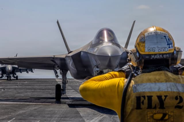 Un F-35C Lightning II preparándose para el despegue en la cubierta de vuelo del USS Abraham Lincoln en un lugar no revelado de Oriente Medio, el 2 de marzo de 2026. (Armada de los EE. UU. vía AP)