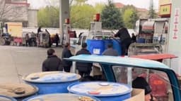 Altos precios causan colas en gasolineras chinas mientras suben los precios mundiales del petróleo