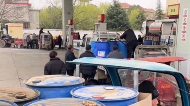 Altos precios causan colas en gasolineras chinas mientras suben los precios mundiales del petróleo