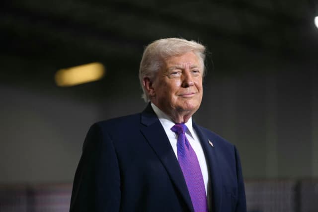 El presidente estadounidense Donald Trump llega para dar un discurso en Verst Logistics en Hebron, Kentucky, el 11 de marzo de 2026. (Jim Watson/AFP vía Getty Images)
