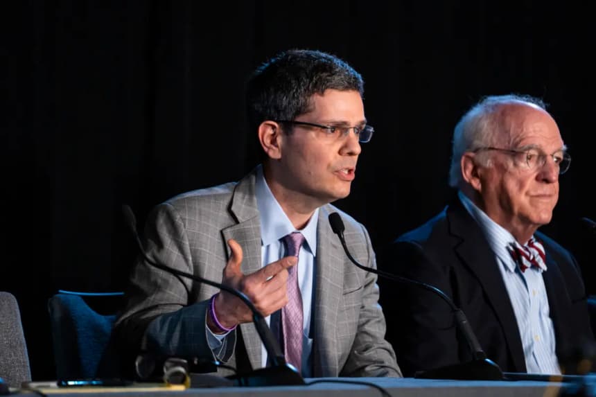 El Dr. Kurt Miceli habla durante el evento "Genspect: La vida más allá de la transición" en Washington, el 12 de marzo de 2026. (Madalina Kilroy/The Epoch Times)