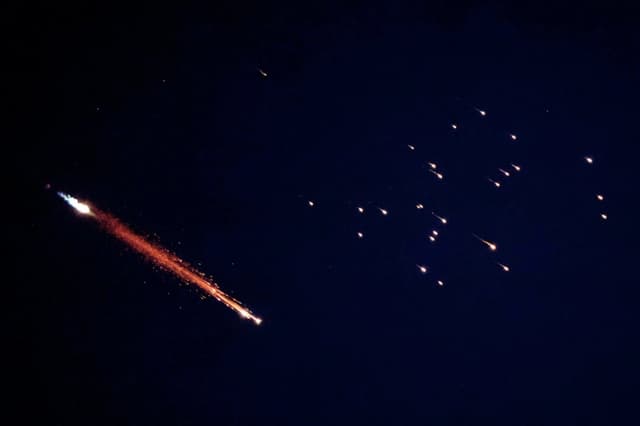 Estelas de cohetes en el cielo sobre Netanya, Israel, el 7 de marzo de 2026. El ejército israelí informó haber detectado múltiples ataques con misiles desde Irán el 7 de marzo, así como lanzamientos desde el Líbano, lo que activó las sirenas antiaéreas en todo el país. (Jack Guez/AFP vía Getty Images)