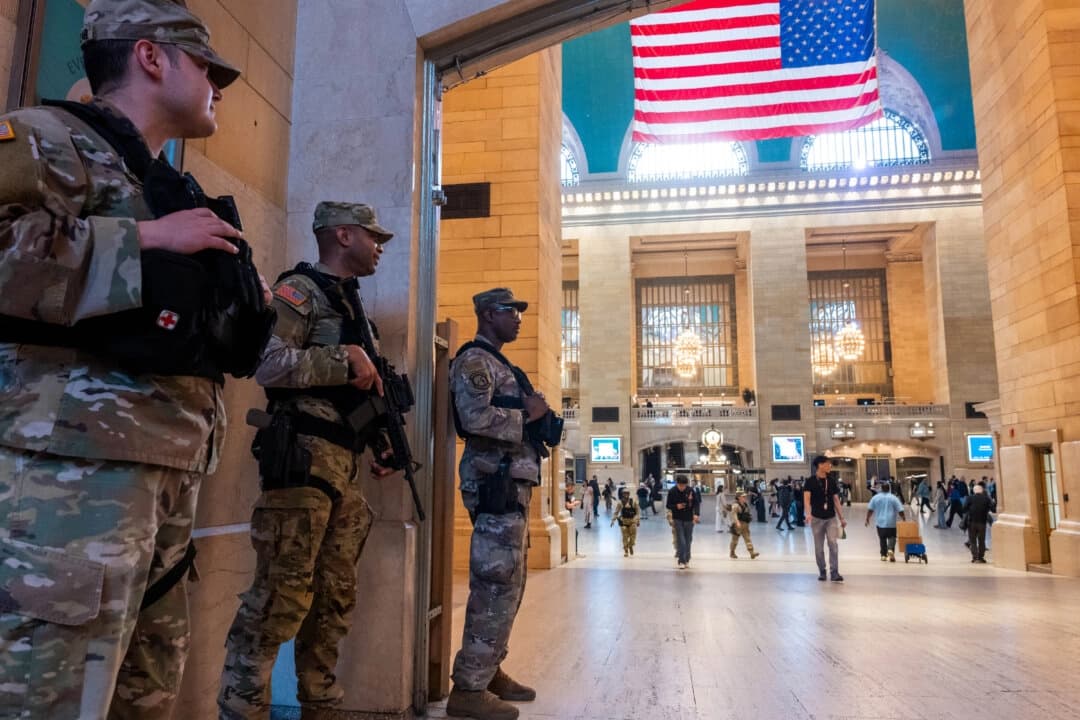 Soldados de la Guardia Nacional patrullan la Grand Central Terminal de Manhattan mientras la ciudad de Nueva York se encuentra bajo un "Entorno de Amenaza Elevada" el 10 de marzo de 2026. (Foto de Spencer Platt/Getty Images)

