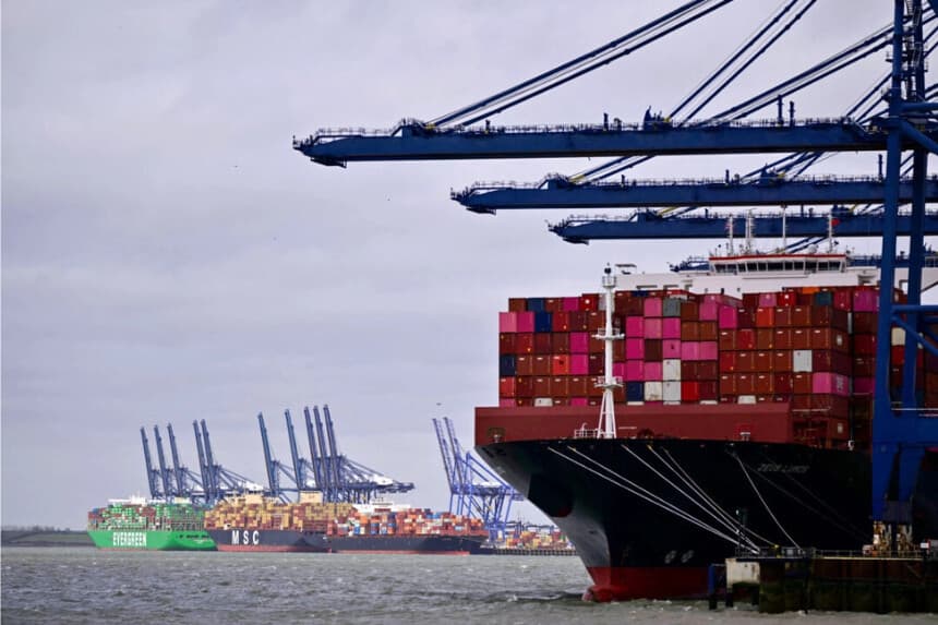 Los portacontenedores Ever Gentle, MSC Kayley, Traiguen y ZeusS Lumos, todos registrados bajo bandera de Liberia, aparecen amarrados en el puerto de carga más grande del Reino Unido, en Felixstowe, en la costa este de Inglaterra, el 12 de marzo de 2026.  (Ben Stansall/AFP via Getty Images)