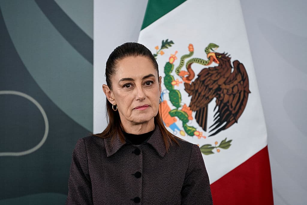 La presidenta de México, Claudia Sheinbaum, observa durante su conferencia de prensa diaria en la Ciudad de México el 9 de marzo de 2026. Ese mismo día, la presidenta Sheinbaum instó a Estados Unidos a detener el flujo de armas hacia los cárteles de la droga de su país, luego de que el presidente Donald Trump criticara su gestión en la lucha contra estos grupos. (Foto de Yuri CORTEZ / AFP vía Getty Images)