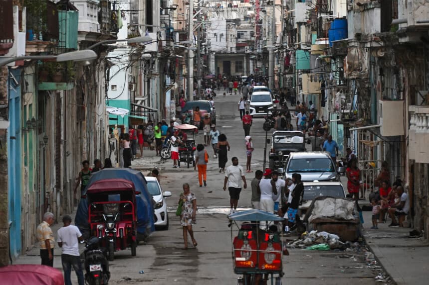 Vista de una calle de La Habana durante un apagón el 16 de marzo de 2026. (YAMIL LAGE / AFP vía Getty Images)