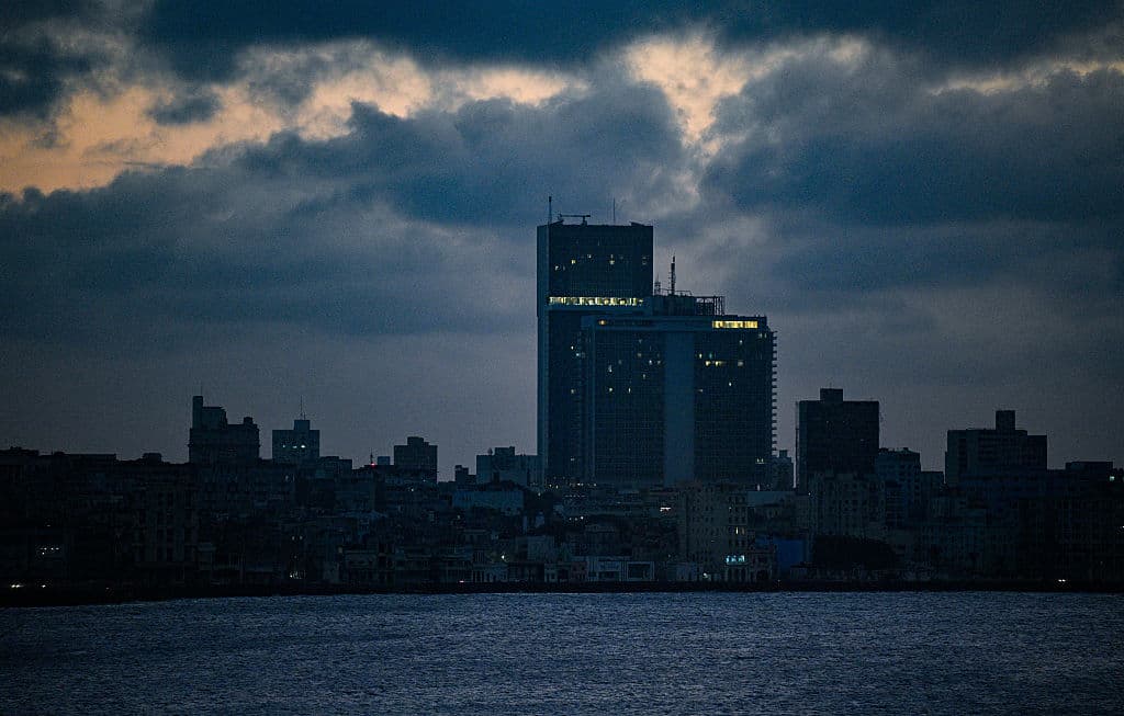 Vista de edificios durante un apagón en La Habana el 4 de marzo de 2026. (Foto de Adalberto ROQUE / AFP vía Getty Images)