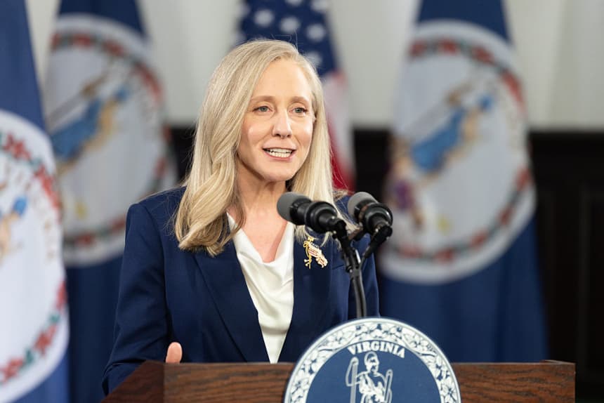 La gobernadora de Virginia, Abigail Spanberger, pronuncia la respuesta demócrata al discurso sobre el Estado de la Unión del presidente estadounidense Donald Trump en Williamsburg, Virginia, el 24 de febrero de 2026. (Mike Kropf/Getty Images)