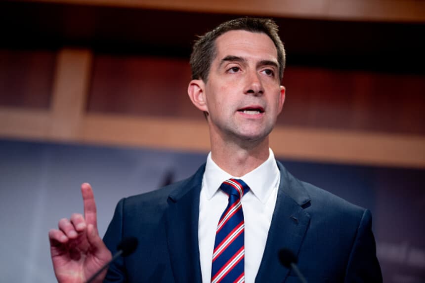 El senador Tom Cotton (R-AR) interviene durante una rueda de prensa celebrada en el Capitolio el 1 de mayo de 2024 en Washington, D.C. (Andrew Harnik/Getty Images).