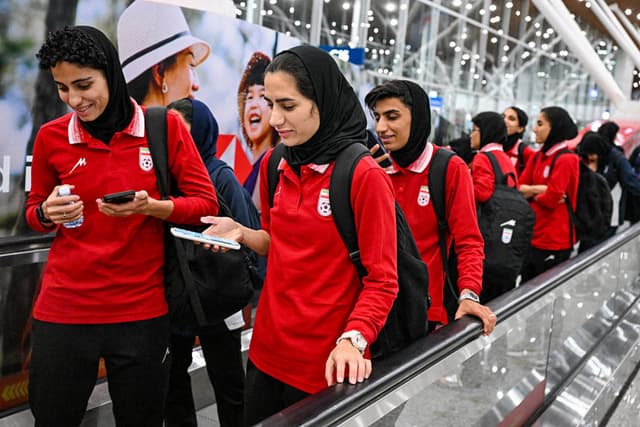 Las integrantes de la selección femenina de fútbol de Irán caminan a su llegada al Aeropuerto Internacional de Kuala Lumpur tras participar en la Copa Asiática Femenina de la AFC Australia 2026, celebrada en Sepang, Australia, el 11 de marzo de 2026. (Mohd RASFAN/AFP vía Getty Images)