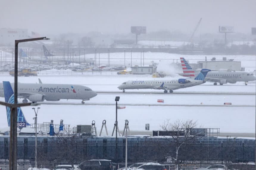 Varios aviones ruedan por las pistas tras una tormenta de nieve invernal que afectó a la zona del Aeropuerto Internacional O'Hare el 30 de noviembre de 2025 en Chicago, Illinois. (Jim Vondruska/Getty Images).