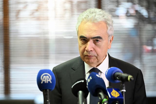 El director ejecutivo de la Agencia Internacional de la Energía (AIE), Fatih Birol, ofrece una rueda de prensa en Bruselas el 6 de marzo de 2026. (Nicolas TUCAT / AFP vía Getty Images).