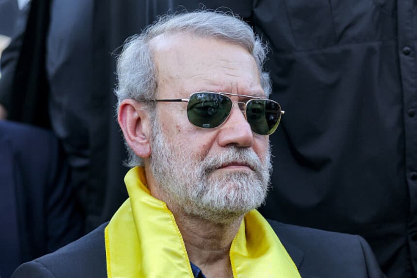 El jefe de seguridad de Irán, Ali Larijani, asiste a una ceremonia organizada por el movimiento chií libanés Hezbolá para conmemorar el primer aniversario del asesinato, a manos de Israel, de su líder histórico, Hassan Nasrallah, en los suburbios del sur de Beirut, el 27 de septiembre de 2025. (Foto de ANWAR AMRO/AFP vía Getty Images).