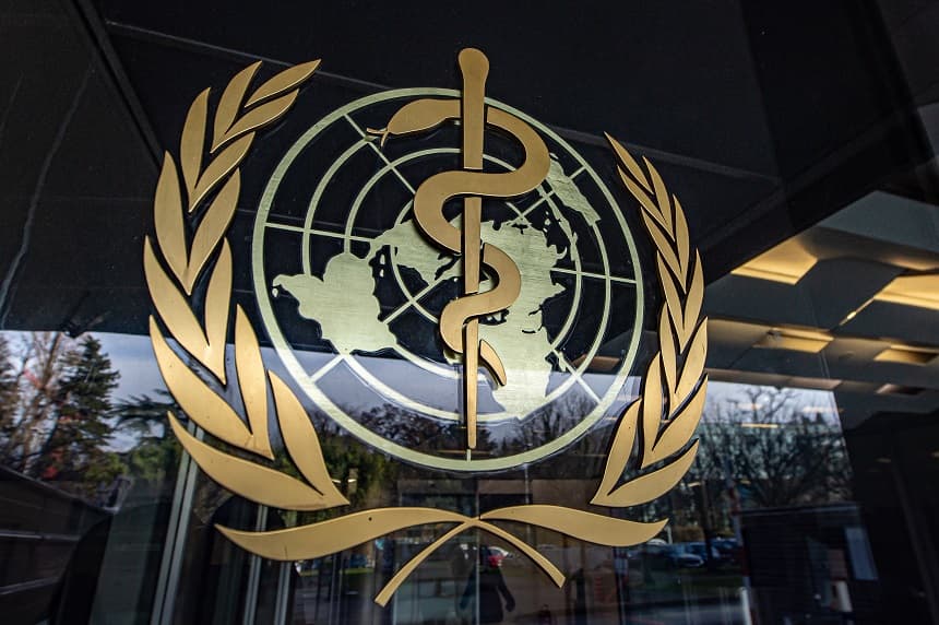 El logotipo de la OMS se aprecia en la entrada de la sede de la Organización Mundial de la Salud (OMS) el 23 de enero de 2025 en Ginebra, Suiza. (Robert Hradil/Getty Images)
