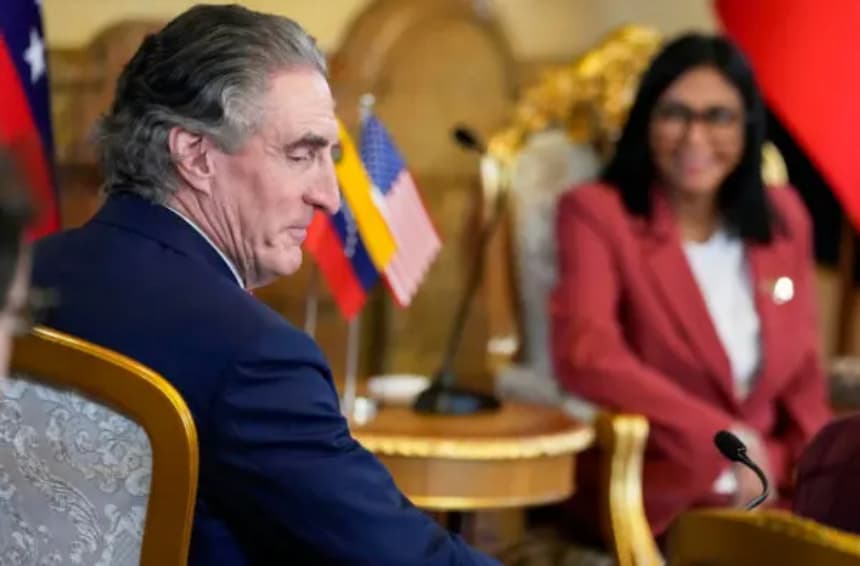 El secretario del Interior de EE. UU., Doug Burgum (izquierda), se reúne con la líder venezolana Delcy Rodríguez en el palacio presidencial de Miraflores, en Caracas, Venezuela, el 4 de marzo de 2026. (Ariana Cubillos/AP)