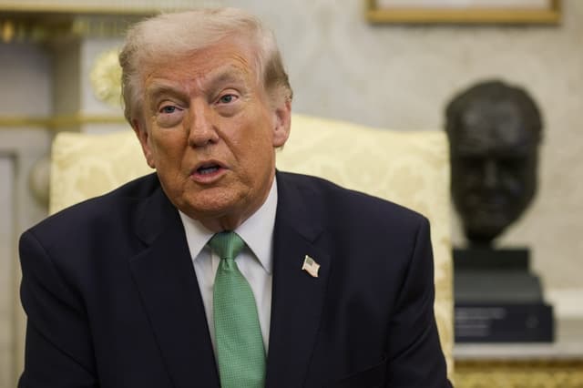 El presidente de Estados Unidos, Donald Trump, habla durante una reunión con el primer ministro de Irlanda, Micheál Martin, en el Despacho Oval de la Casa Blanca el 17 de marzo de 2026 en Washington, DC. (Alex Wong/Getty Images)