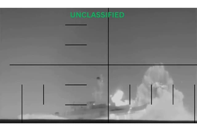 La vista desde un submarino estadounidense no identificado tras un ataque a un buque de guerra iraní en el Océano Índico durante la Operación Furia Épica, publicada el 4 de marzo de 2026. (Oficina del Secretario de Guerra a través de DVIDS)