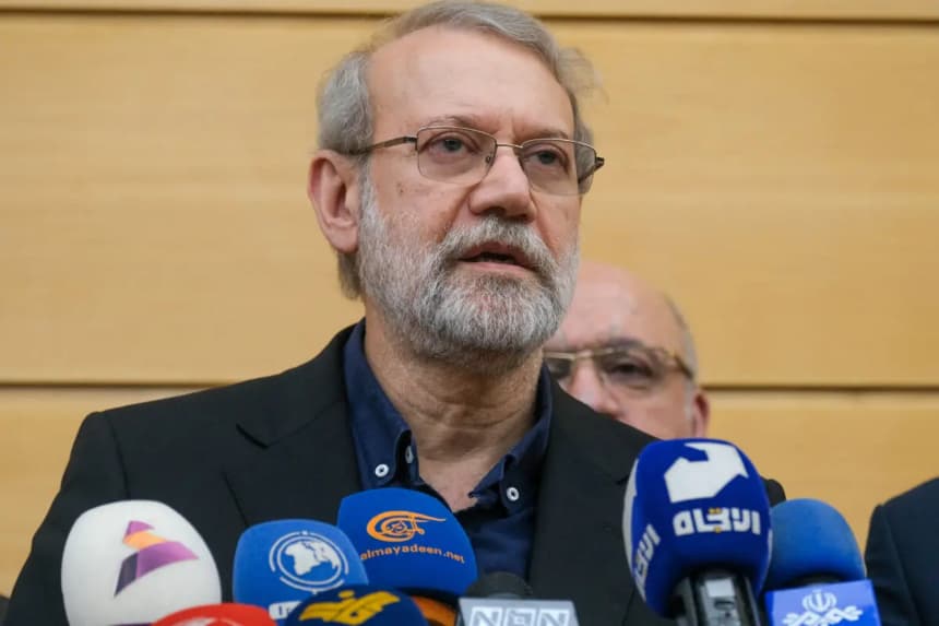 Ali Larijani, secretario del Consejo Supremo de Seguridad Nacional de Irán, llega para asistir a un servicio conmemorativo en Beirut, Líbano, el 27 de septiembre de 2025. (Courtney Bonneau/Middle East Images vía AFP)