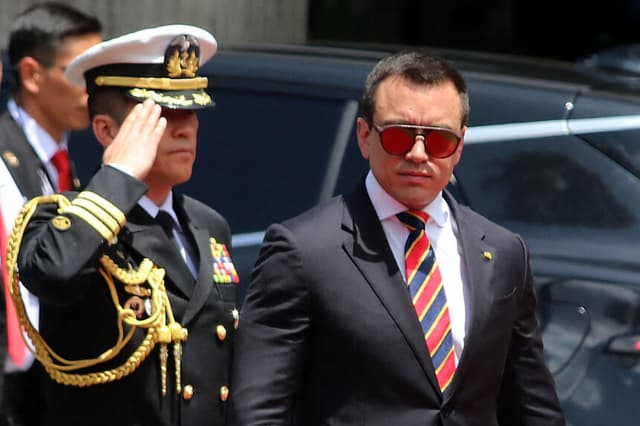 El presidente ecuatoriano Daniel Noboa (Dcha.) llega a la Plaza de la Independencia, en Quito, el 1 de marzo de 2026. (Galo Paguay / AFP vía Getty Images)