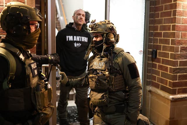 Agentes federales de Investigaciones de Seguridad Nacional (HSI) detienen a un manifestante que llevaba una camiseta de «Antifa» frente a un edificio residencial en Minneapolis, Minnesota, el 5 de febrero de 2026.  (Foto de CHARLY TRIBALLEAU / AFP vía Getty Images)