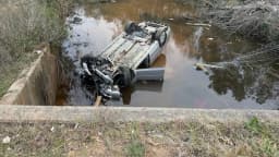 Decenas de personas rescatan a 3 hermanos atrapados en su auto tras caer a canal lleno de agua
