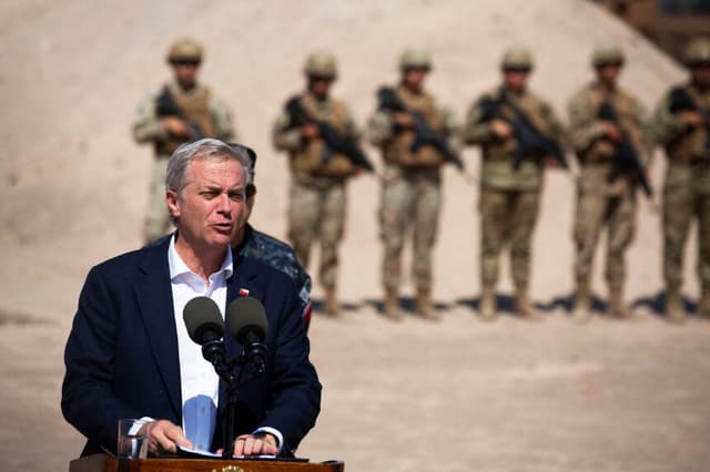 El presidente de Chile, José Antonio Kast, cerca del puesto fronterizo de Chacalluta, en la frontera entre Chile y Perú, el 16 de marzo de 2026. (Patricio BANDA / AFP vía Getty Images)
