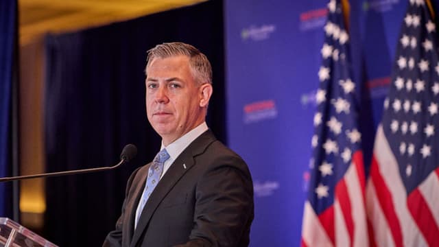 Senador habla del peligro que suponen los ciudadanos chinos que reciben formación de vuelo en EE. UU.