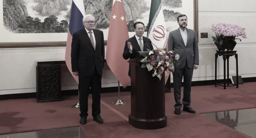 (De izquierda a derecha) El viceministro de Asuntos Exteriores de Rusia, Sergei Ryabkov, el viceministro ejecutivo de Asuntos Exteriores de China, Ma Zhaoxu, y el viceministro de Asuntos Exteriores de Irán, Kazem Gharibabadi, ofrecen una rueda de prensa tras su reunión en Beijing, el 14 de marzo de 2025. (Lintao Zhang/Pool/AFP vía Getty Images)