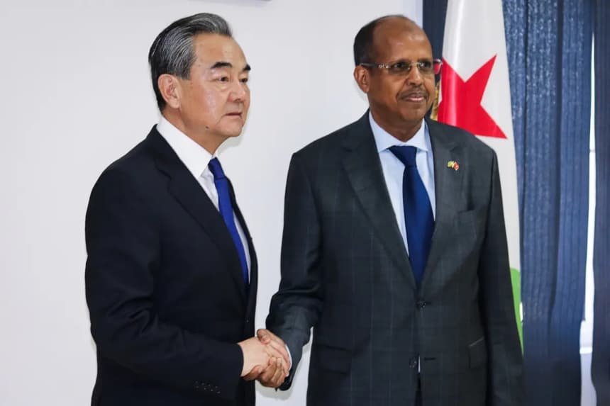 El ministro de Asuntos Exteriores chino, Wang Yi, junto al ministro de Asuntos Exteriores y Cooperación Internacional de Yibuti, Mahamoud Ali Youssouf, a su llegada al instituto diplomático de Yibuti, el 9 de enero de 2020. (-/AFP vía Getty Images)